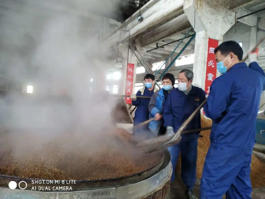 <b>嚴(yán)抓疫情防控，堅守手工釀造，心心酒業(yè)有序復(fù)工復(fù)產(chǎn)</b>
